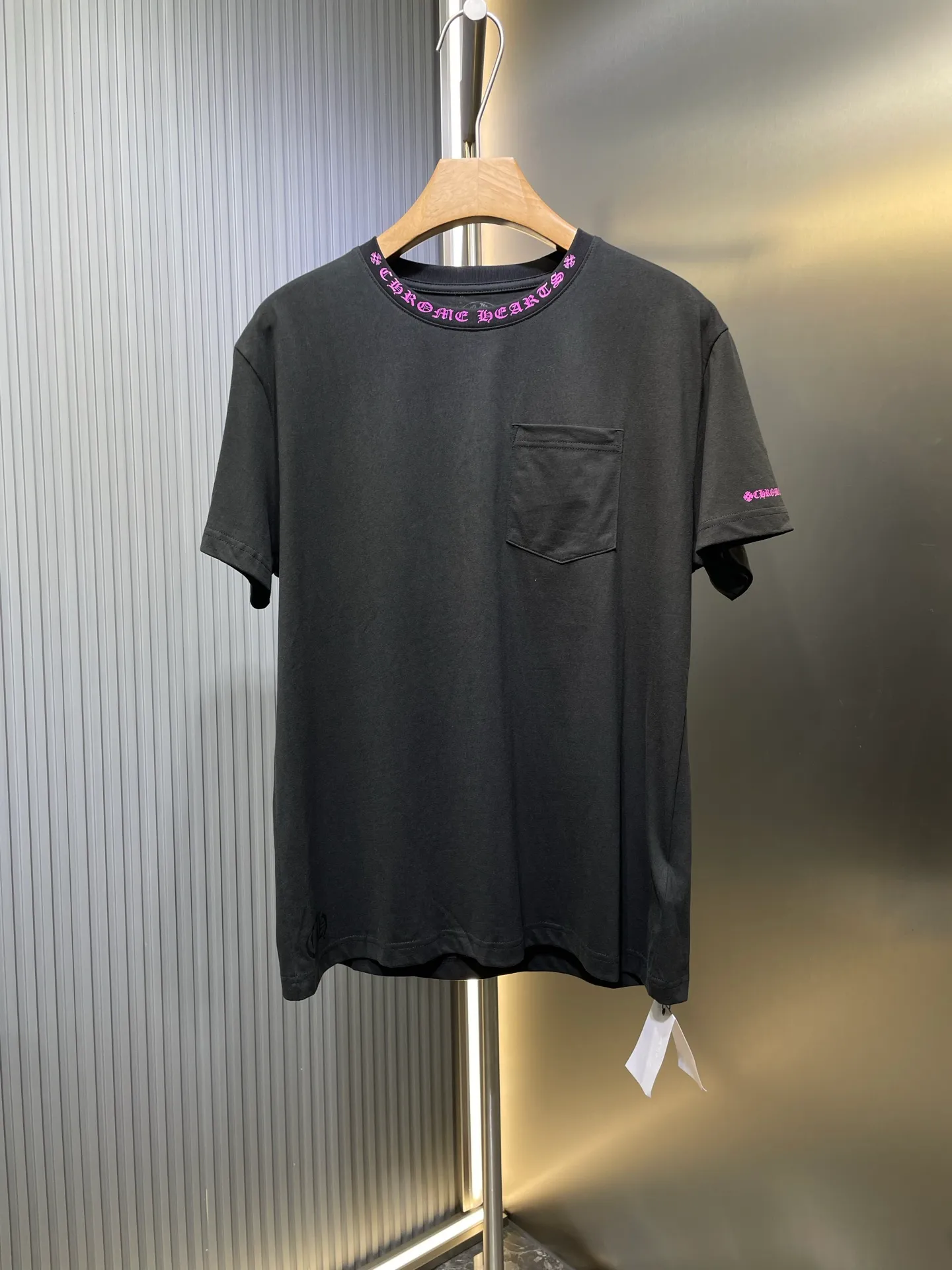 🅿️270 Crow Heart🌟【Top original order】Sanskrit printed short sleeves with collar. Process description: The fabric is made of 26-woven 200g cotton, and the printing is hand-printed with glue. The overall alignment is straight and delicate, the fabric is comfortable and soft, and the color is consistent without color difference. It can be matched with the same style to create a fashionable look and control various occasions. Customized accessories, complete three standards, same style for men and women! ⚠️Color: Black ⚠️Size: SML